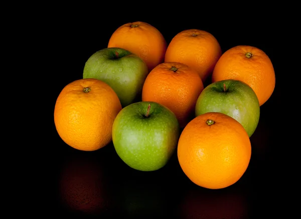 Maçãs e laranjas — Fotografia de Stock