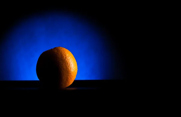 Croissant orange en lumière bleue — Photo