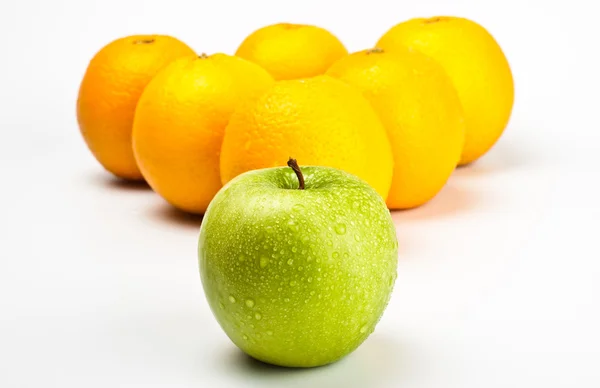 Laranjas e maçã como bolas de bilhar — Fotografia de Stock