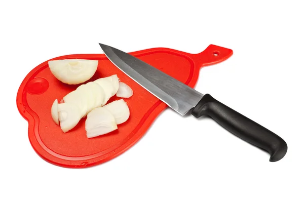 Cebolla y cuchillo en tabla de cortar —  Fotos de Stock
