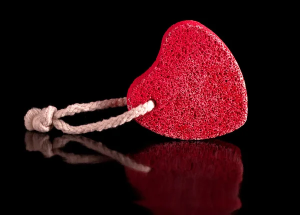 Piedra roja en forma de corazón con cuerda — Foto de Stock