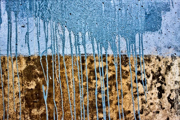 Concrete wall with drips of blue paint — Stock Photo, Image