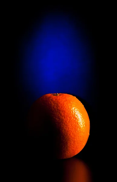 Полумесяц оранжевый в синем свете — стоковое фото