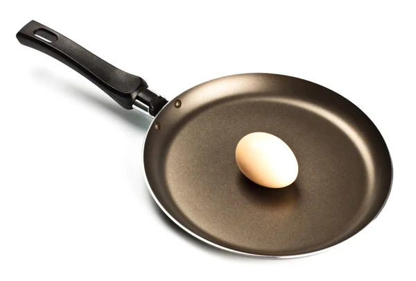 在平底锅上棕色生鸡蛋 — 图库照片