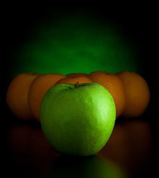 Oranges et pommes comme des boules de billard — Photo