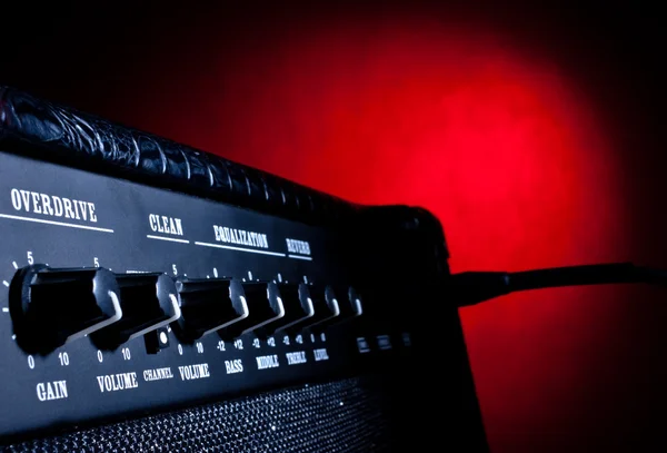 Amplificador combinado em fundo vermelho — Fotografia de Stock
