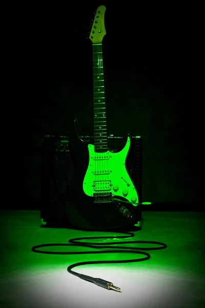 Gitarre und Stecker im Lichtpunkt — Stockfoto