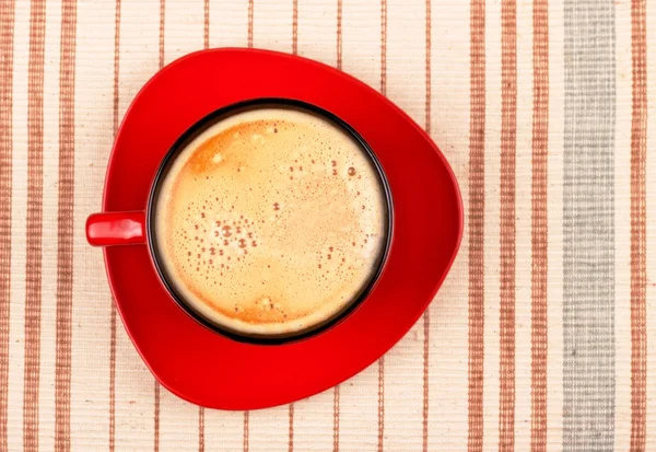 縞模様のテーブル クロスに赤のコーヒー カップ — ストック写真