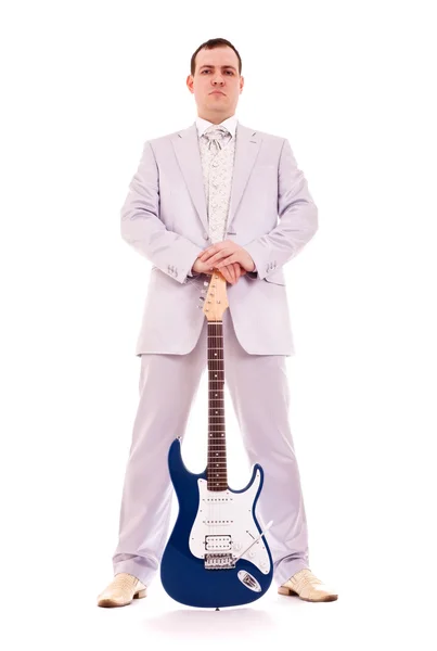 Hombre de pie con electro guitarra — Foto de Stock