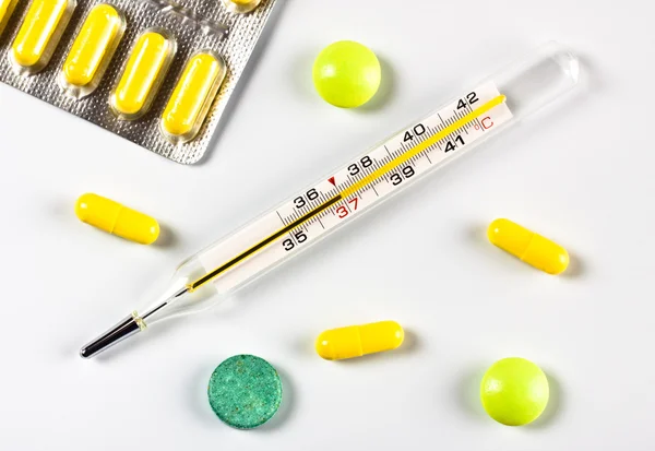 Termômetro e pílulas — Fotografia de Stock