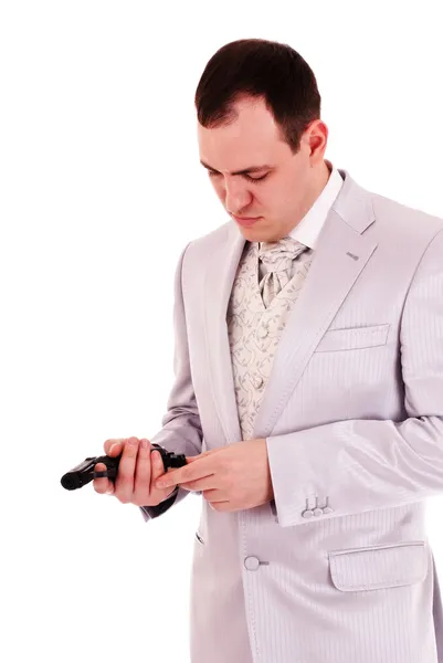 Άνθρωπος με λευκό κοστούμι φορτώσετε εκ νέου το όπλο — Φωτογραφία Αρχείου