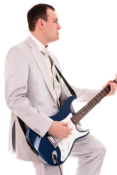 Άντρας σε γκρίζο κοστούμι που παίζει κιθάρα — Φωτογραφία Αρχείου