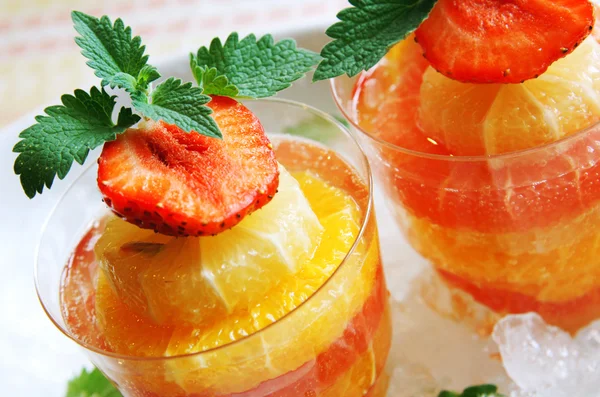光っている柑橘類の飲み物を冷却 — ストック写真