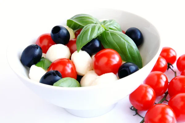 Mozzarella, azeitonas pretas e sala de tomate — Fotografia de Stock