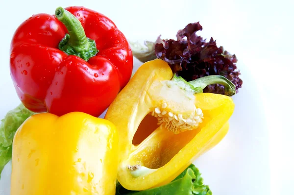 Paprika auf grünem Salat — Stockfoto