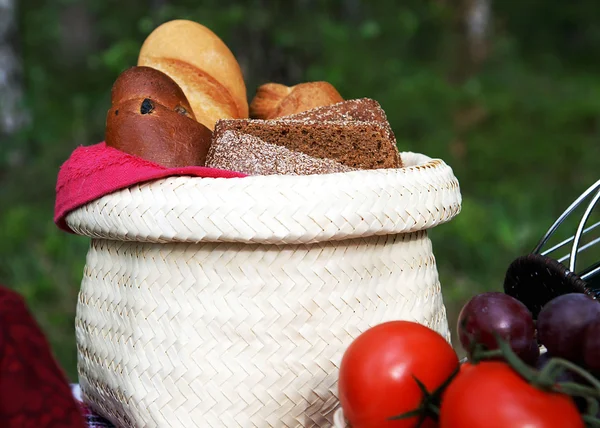 Корзина с хлебом на пикнике — стоковое фото