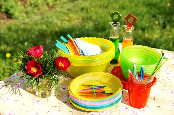 Ljusa färg sommar picknick plast acces — Stockfoto