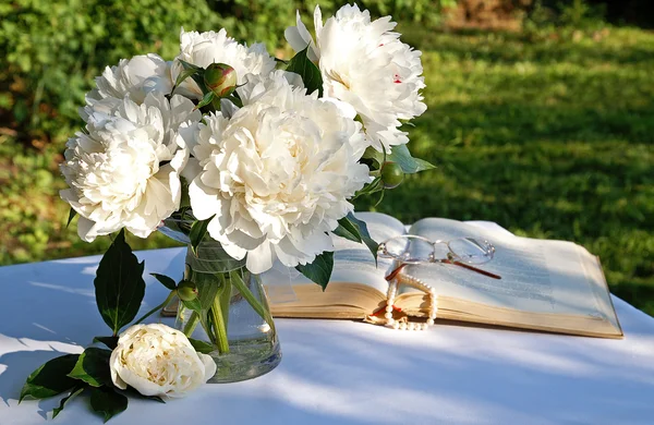 一束白牡丹鲜花 — 图库照片