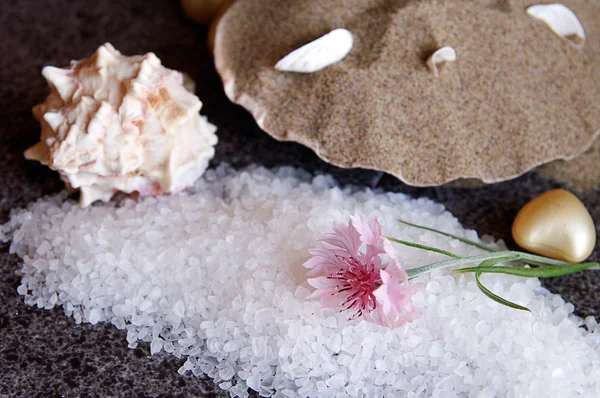 Koupele mořská sůl na černé žuly podlahy — Stock fotografie