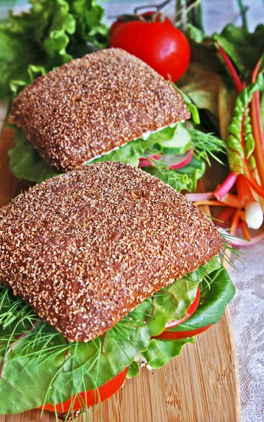 Dos sándwiches de pan de centeno saludables en un wo — Foto de Stock