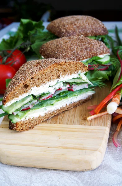Pão de centeio saudável cortado sanduíche com r — Fotografia de Stock