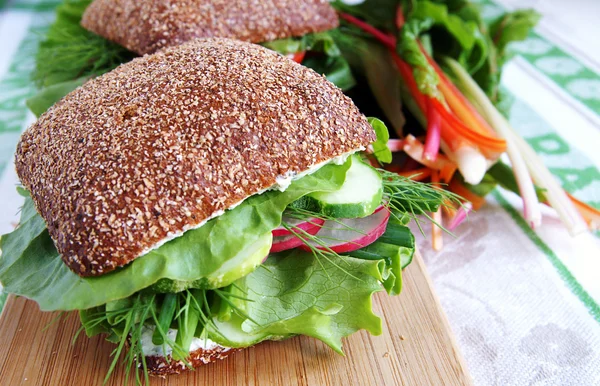 Sándwich de pan de centeno saludable con rábano a — Foto de Stock
