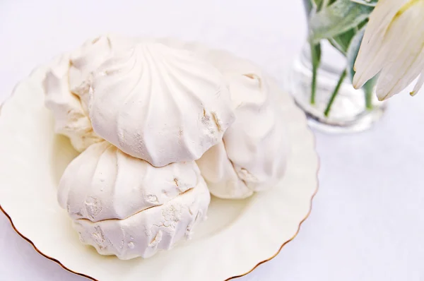Marshmallow bianco su un piattino — Foto Stock