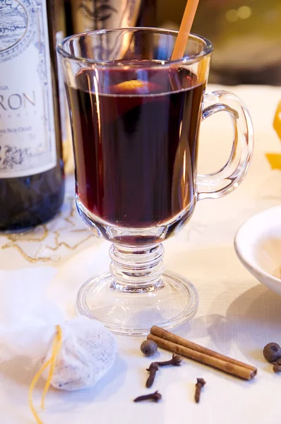Vin rouge chaud dans une tasse en verre — Photo