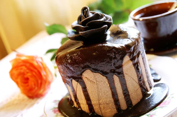 Pasen cheesecake met chocolade roos Stockfoto