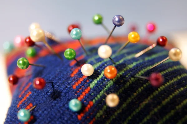 Cama de agulha colorida com alfinetes — Fotografia de Stock