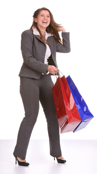 Skrattande affärskvinna med gåva väska. — Stockfoto