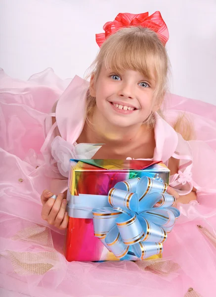 Mädchen mit Geschenkbox. — Stockfoto