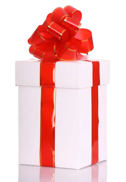 Beyaz hediye kutusu ve kırmızı yay. — Stok fotoğraf