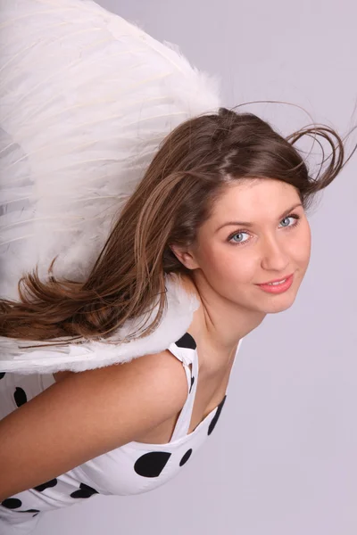 Vacker kvinna i kostym av ängel — Stockfoto