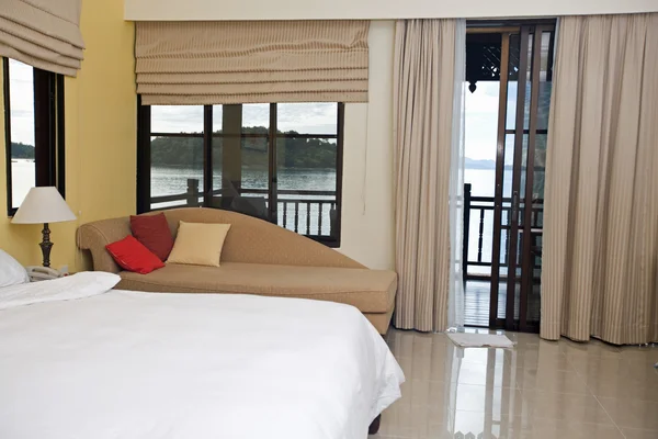 Luxury bedroom with view of sea. — Stock Photo, Image