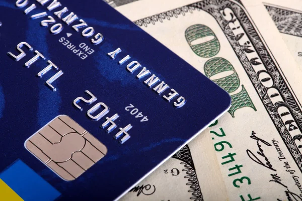 Kredi kartı ve Doları arka. — Stok fotoğraf