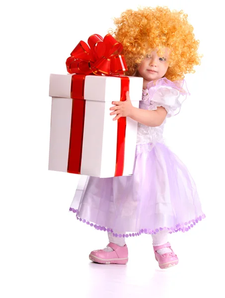 Mädchen im Kostüm von Puppe mit Geschenkbox. — Stockfoto