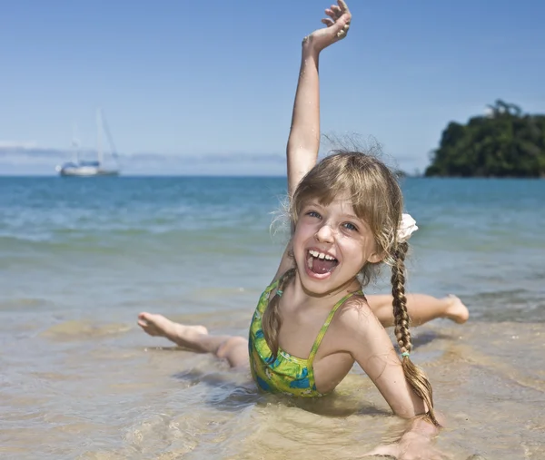 Dziewczynka emocja na wybrzeżu Morza. — Zdjęcie stockowe