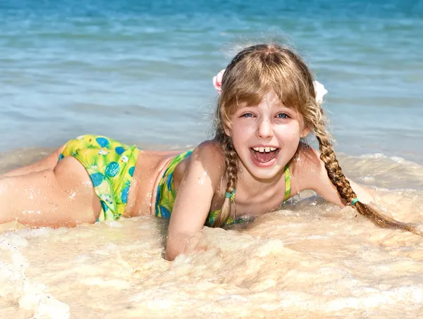 海のビーチで幸せな女の子. — ストック写真