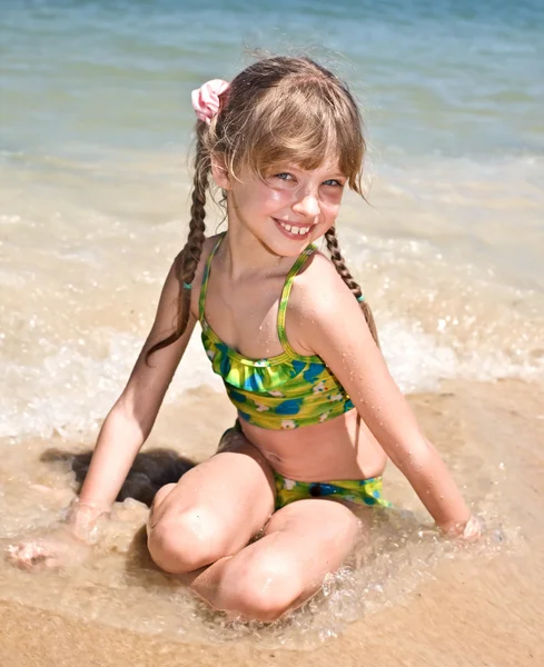 Ευτυχισμένος κορίτσι στην παραλία θάλασσας. — Φωτογραφία Αρχείου