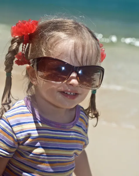Chica en gafas de sol en la costa del mar . — Foto de Stock