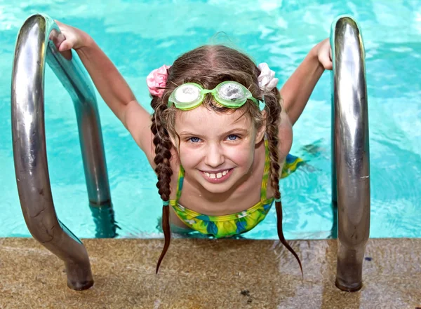 Girl in protective goggles leaves pool. — Stock Photo, Image