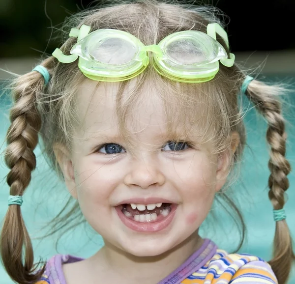 Baby im Schwimmbecken mit Brille. — Stockfoto