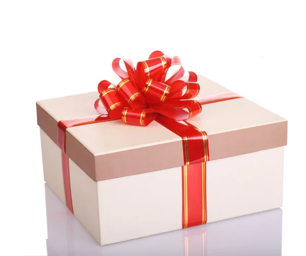 Beyaz hediye kutusu ve kırmızı yay. — Stok fotoğraf