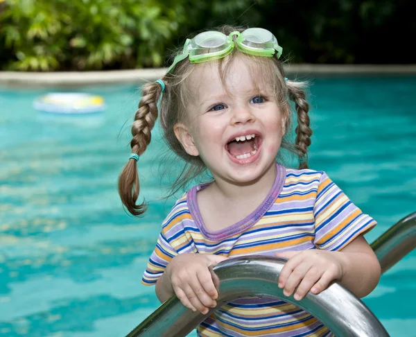 Baby i glasögon lämnar pool. — Stockfoto