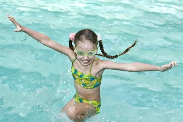 Menina em óculos aprender a nadar . — Fotografia de Stock