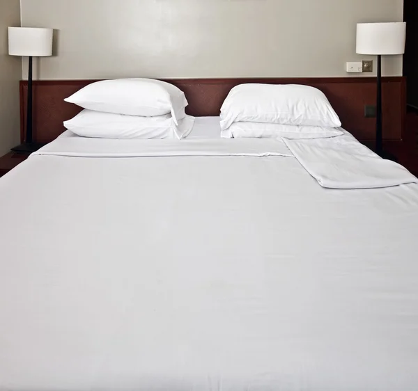 Luxus-Schlafzimmer mit weißer Bettwäsche. — Stockfoto