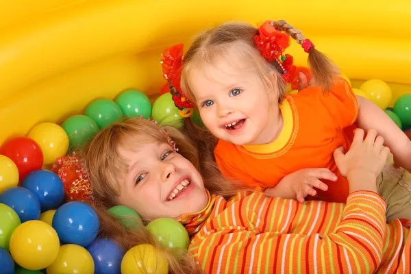 Geburtstag zwei Mädchen in mit Spielball. — Stockfoto