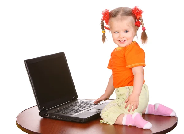 노트북으로 웃는 아기. — 스톡 사진