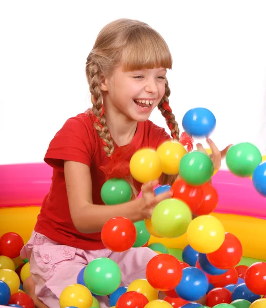 Cumpleaños chica sonriente con bola de juego . —  Fotos de Stock